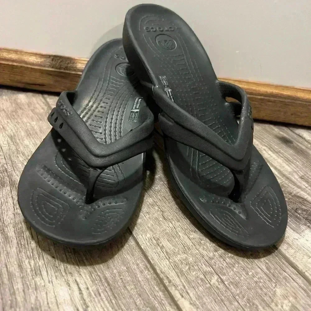 CROCS flip flops girls youth size 2 black waterproof comfort